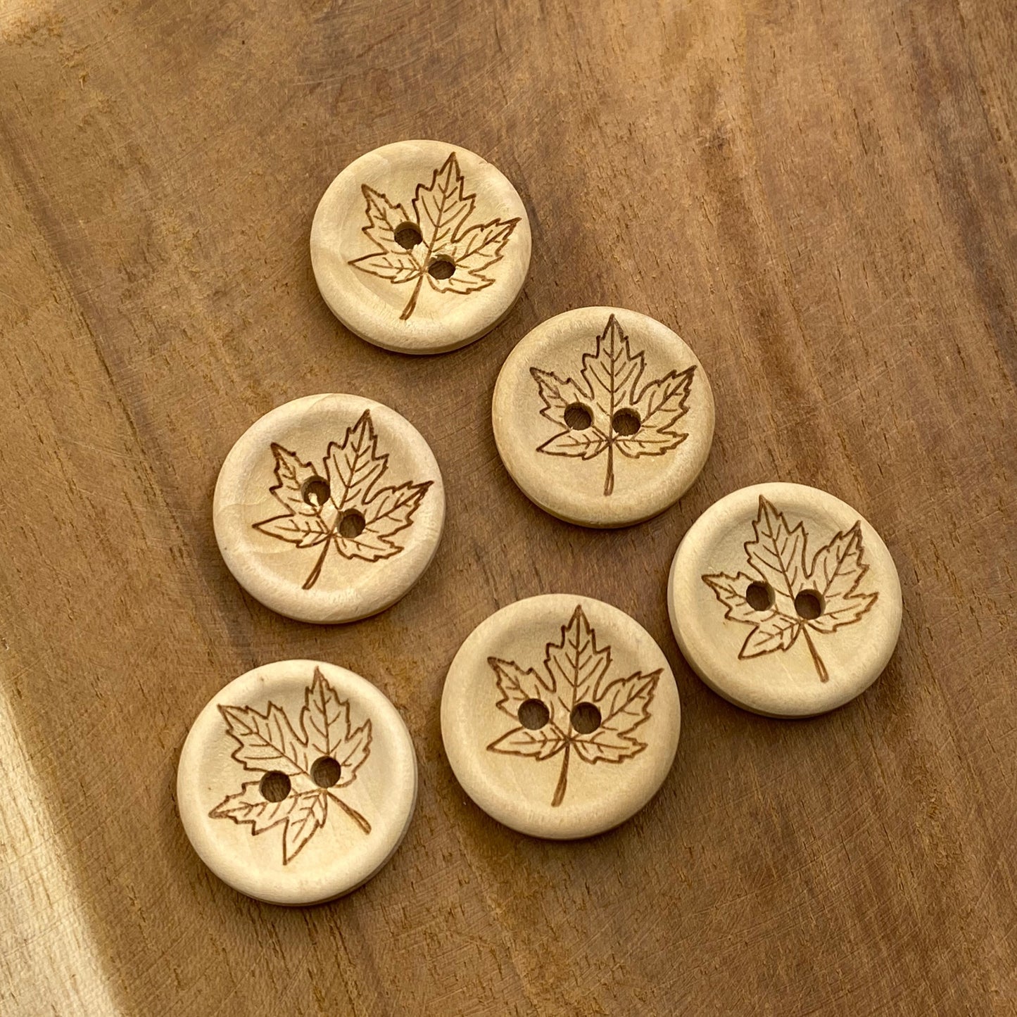 Eigenproduktion Holzknopf Ahornblatt 20mm