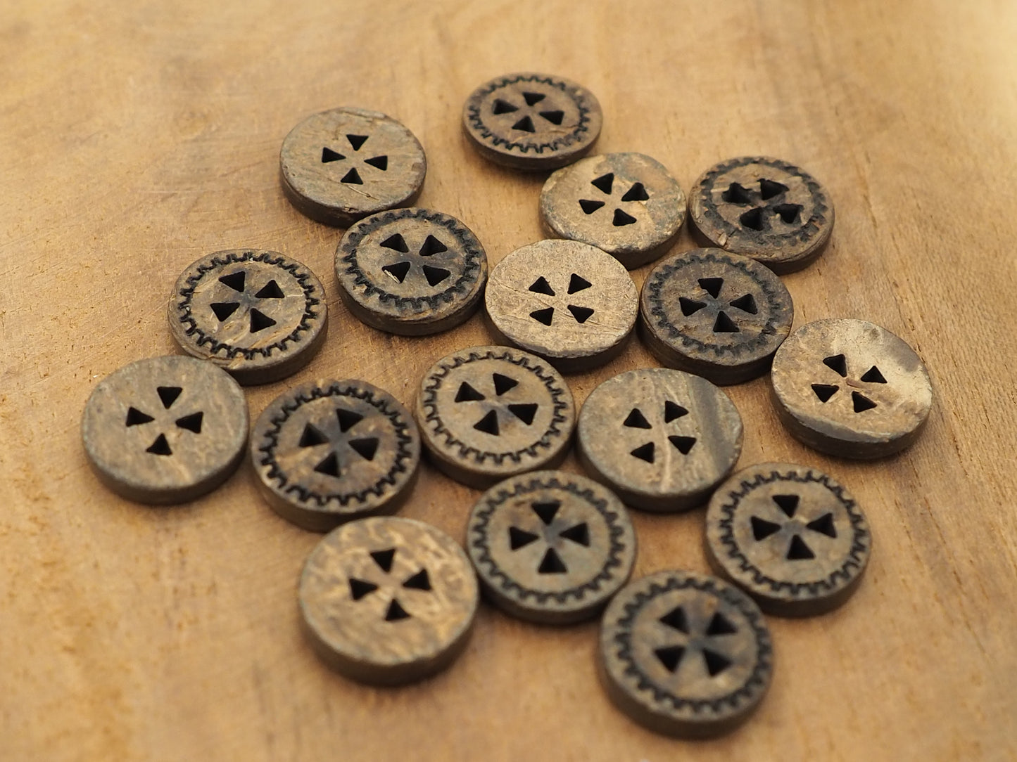 Kokosknopf mit Zackenmuster 12mm