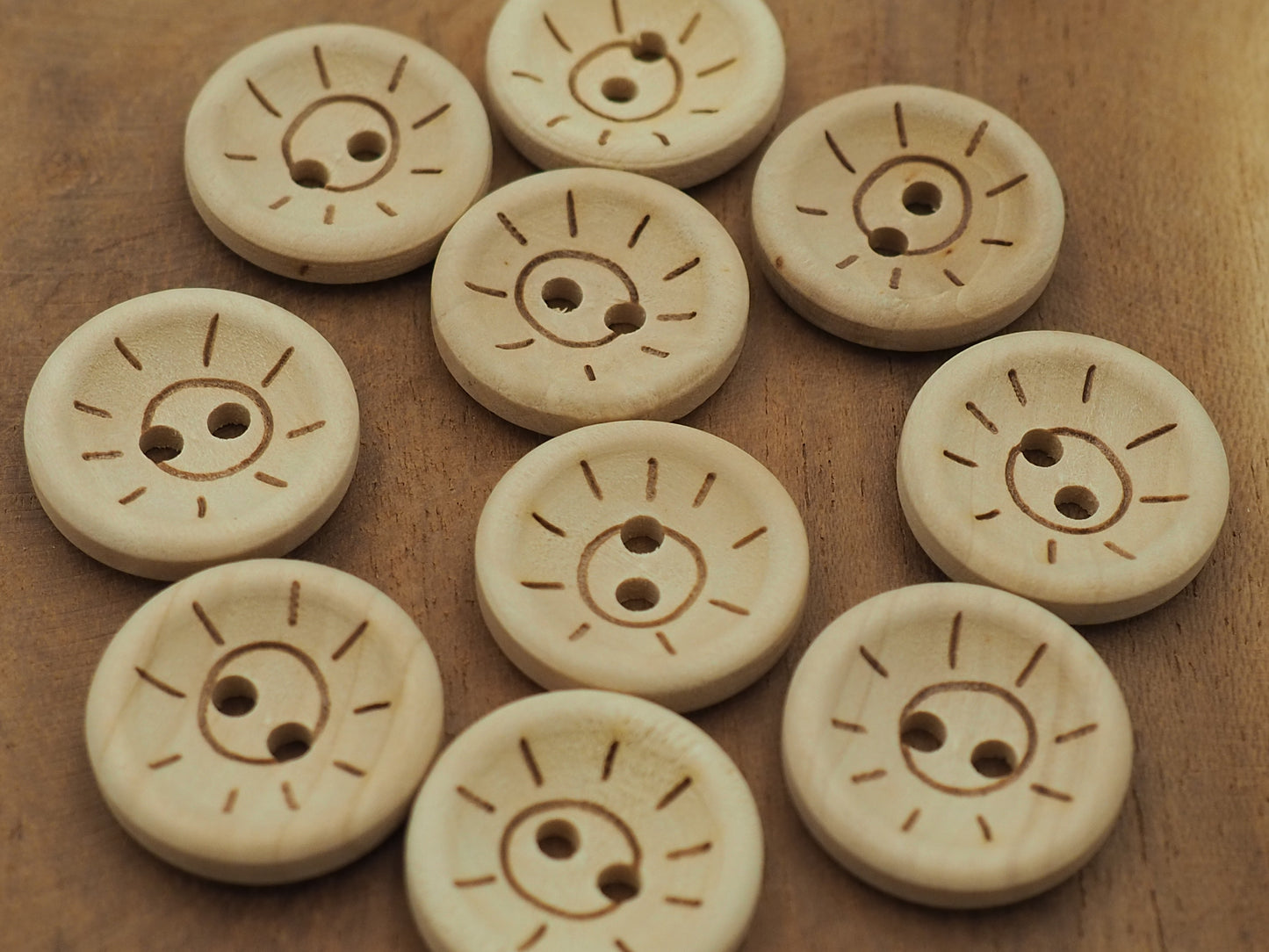 Eigenproduktion Holzknopf Sonne 20mm
