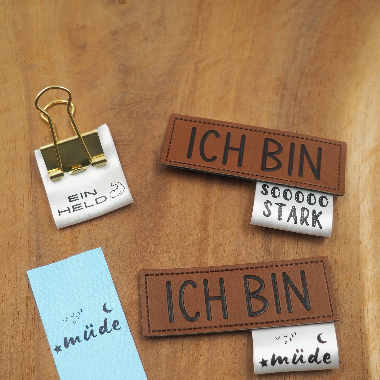 müde Blau Satin-Label Eigenproduktion