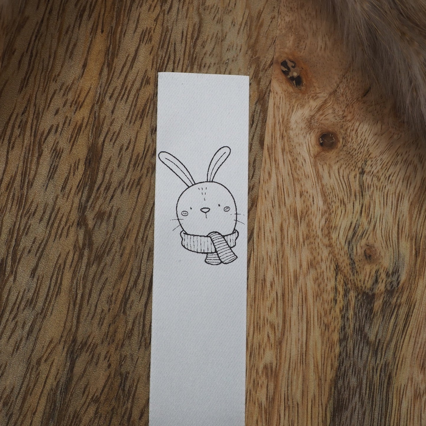 Hase mit Schaal Satin-Label in Weiß Eigenproduktion