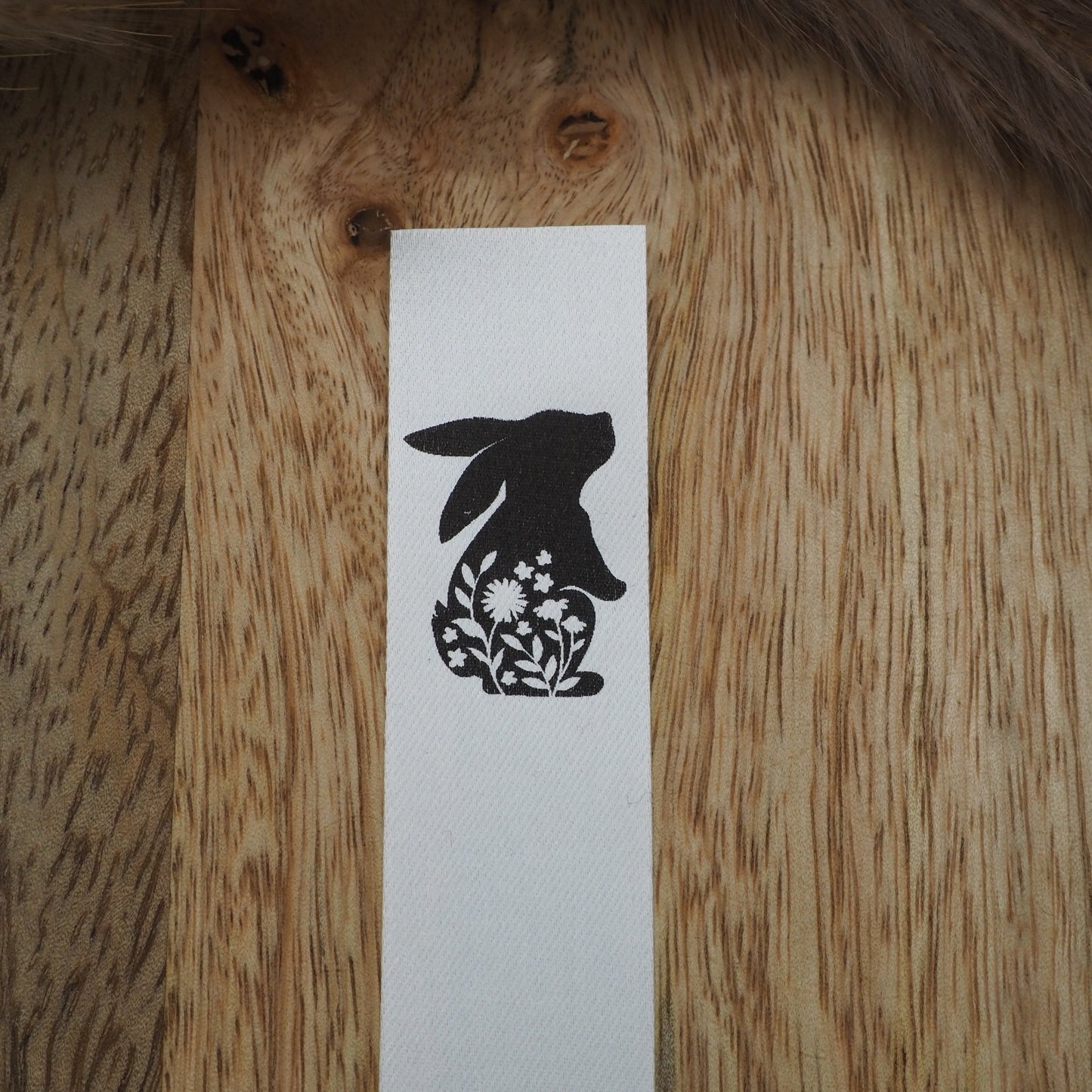 Hase mit Blumen Satin-Label in Weiß Eigenproduktion