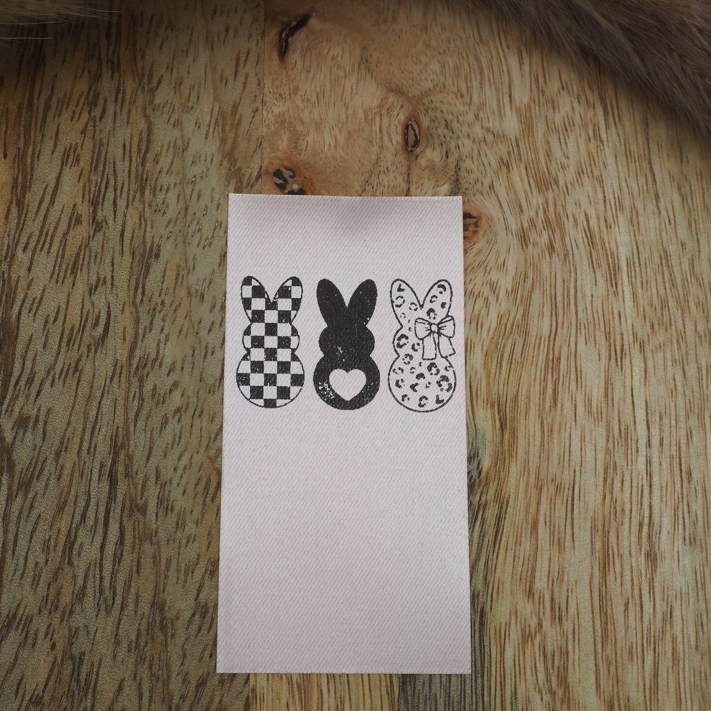 Drei Hasen Satin-Label in Rosa Eigenproduktion