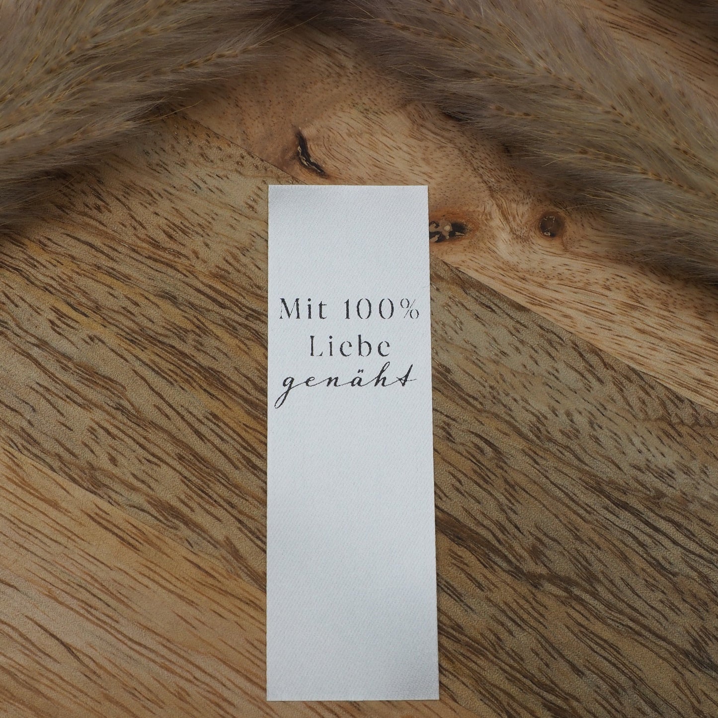 Mit 100% Liebe genäht Weiß Satinlabel Satin Eigenproduktion