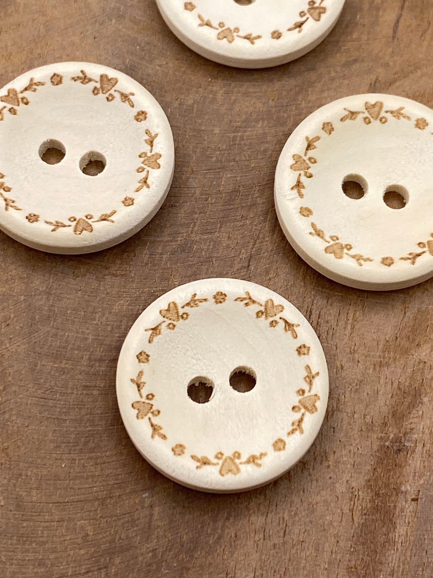 Eigenproduktion Holzknopf Herz-Kranz 20mm