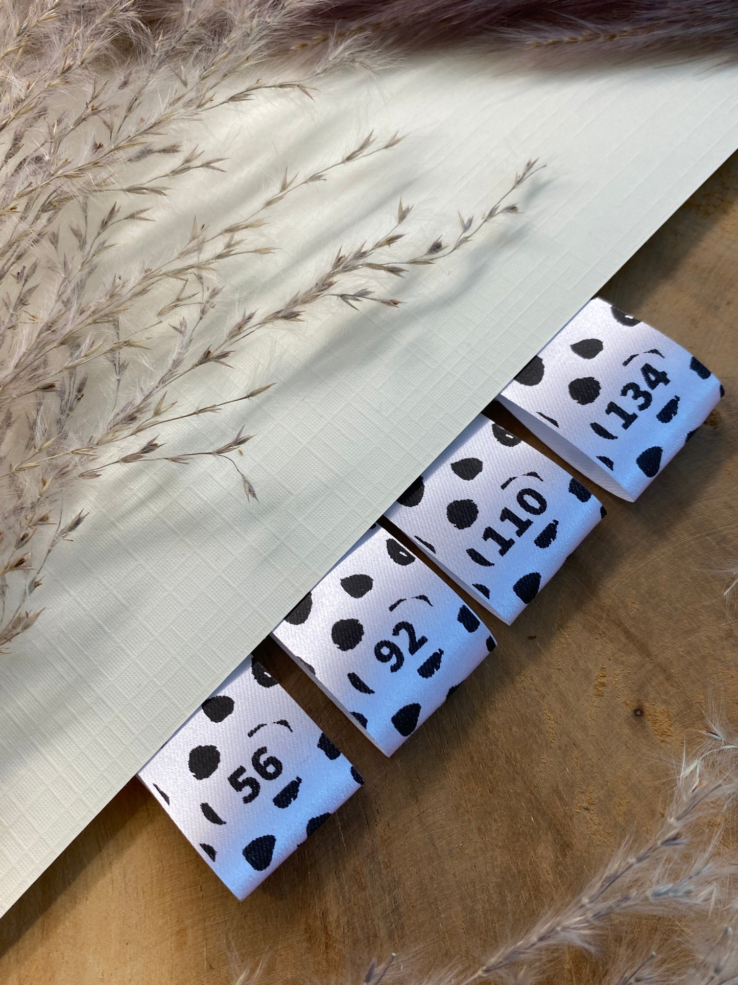 5 Stück Größen Satin-Label mit Pünktchen Eigenproduktion