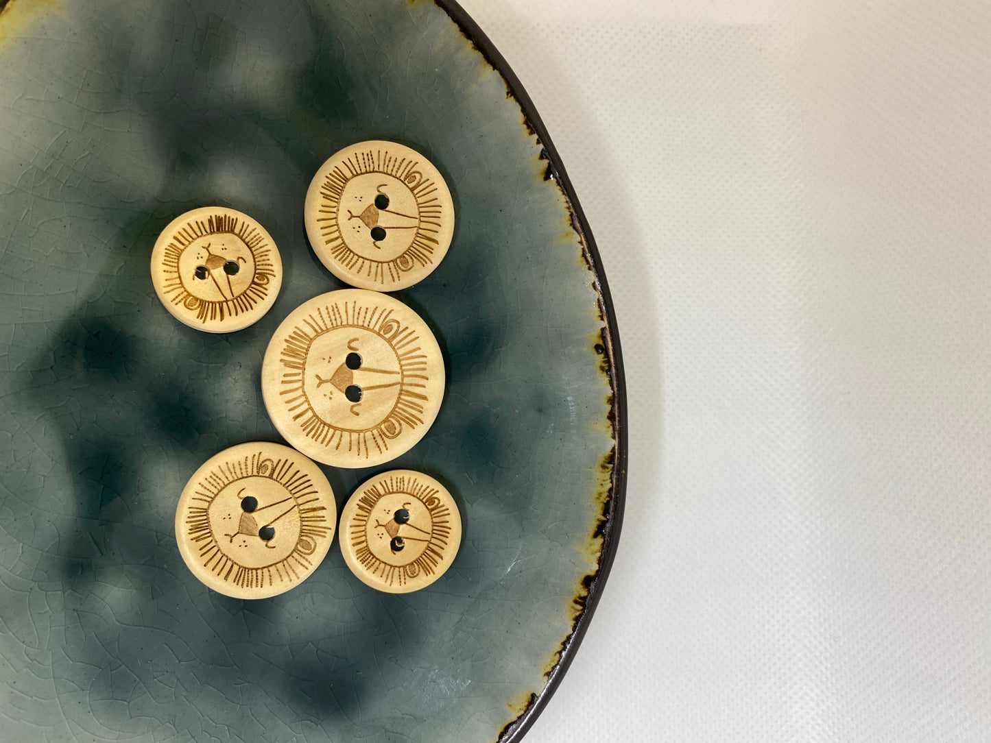 Eigenproduktion Holzknopf Löwe 25mm - Ameloua