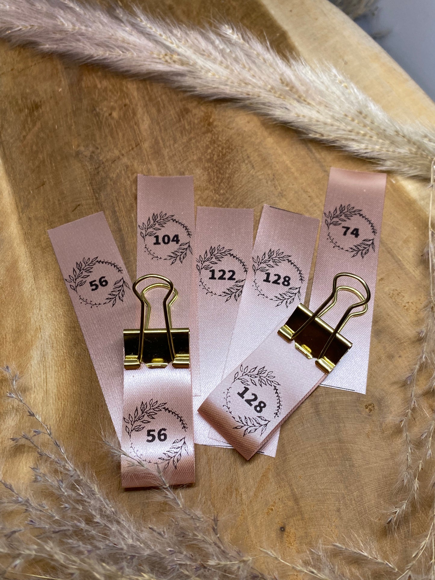 5 Stück Größen Satin-Label Rosa Kranz Eigenproduktion