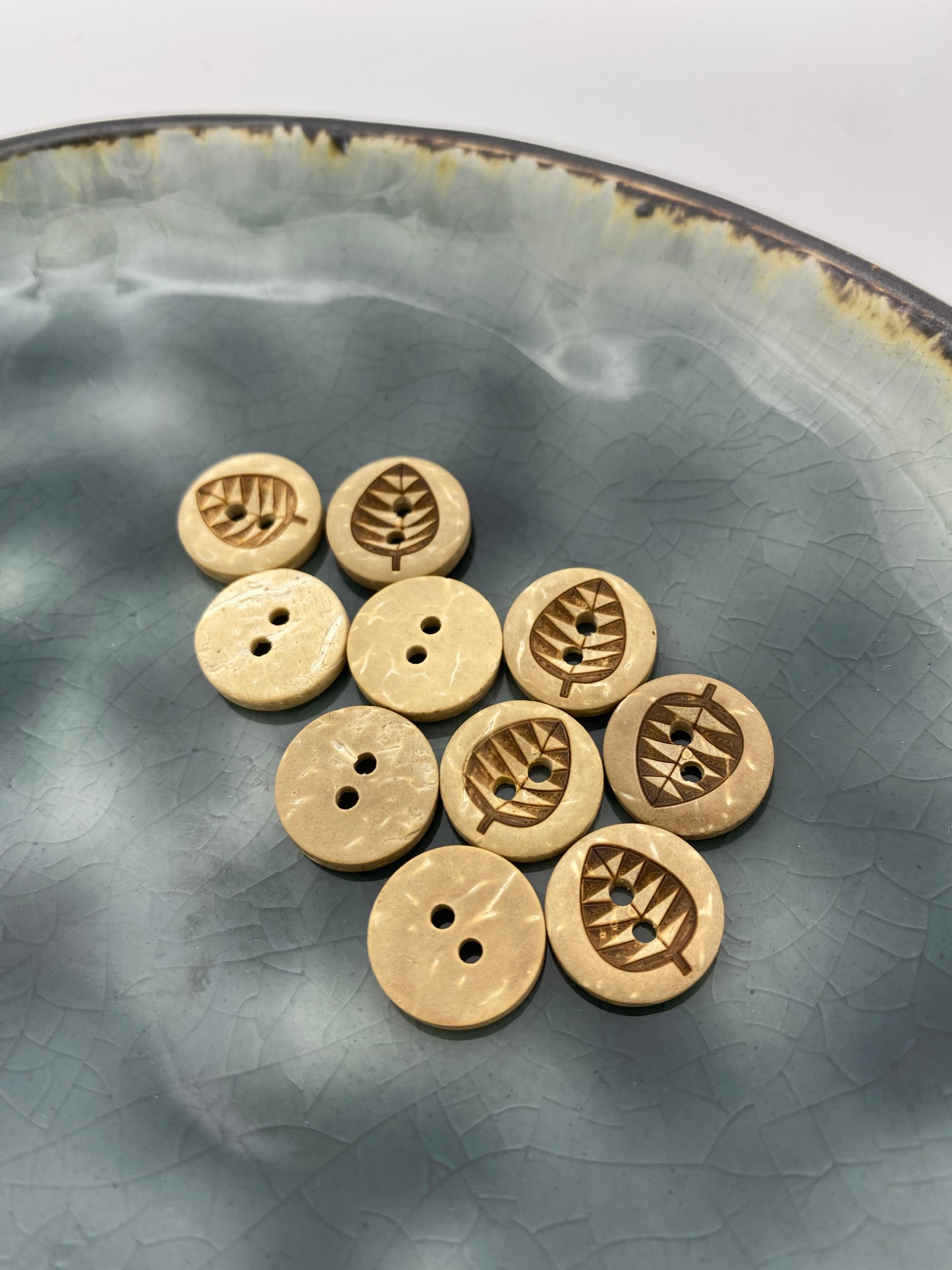 Kokosknopf Blatt Hell 12mm - Ameloua