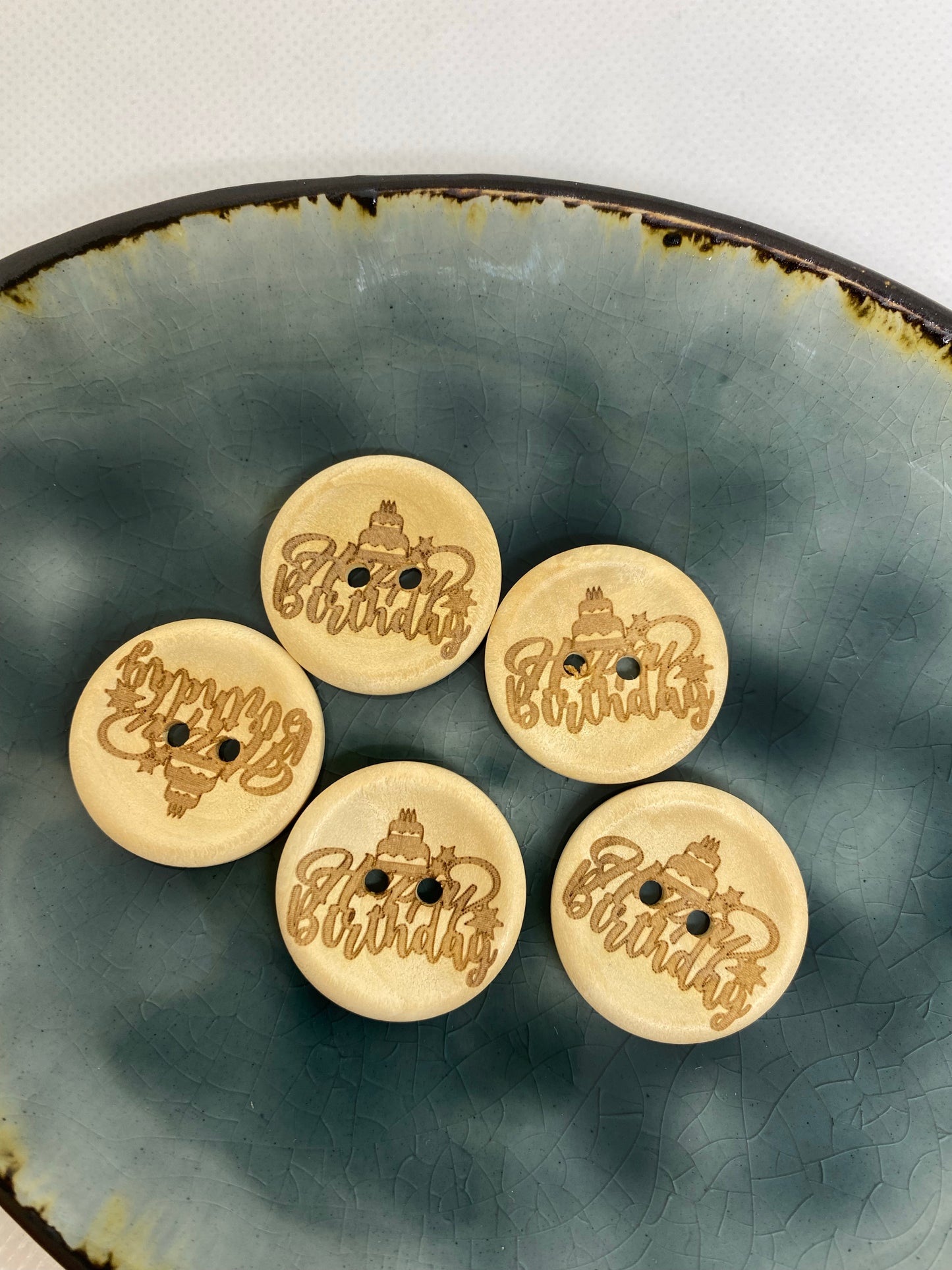 Eigenproduktion Holzknopf Happy Birthday 25mm - Ameloua