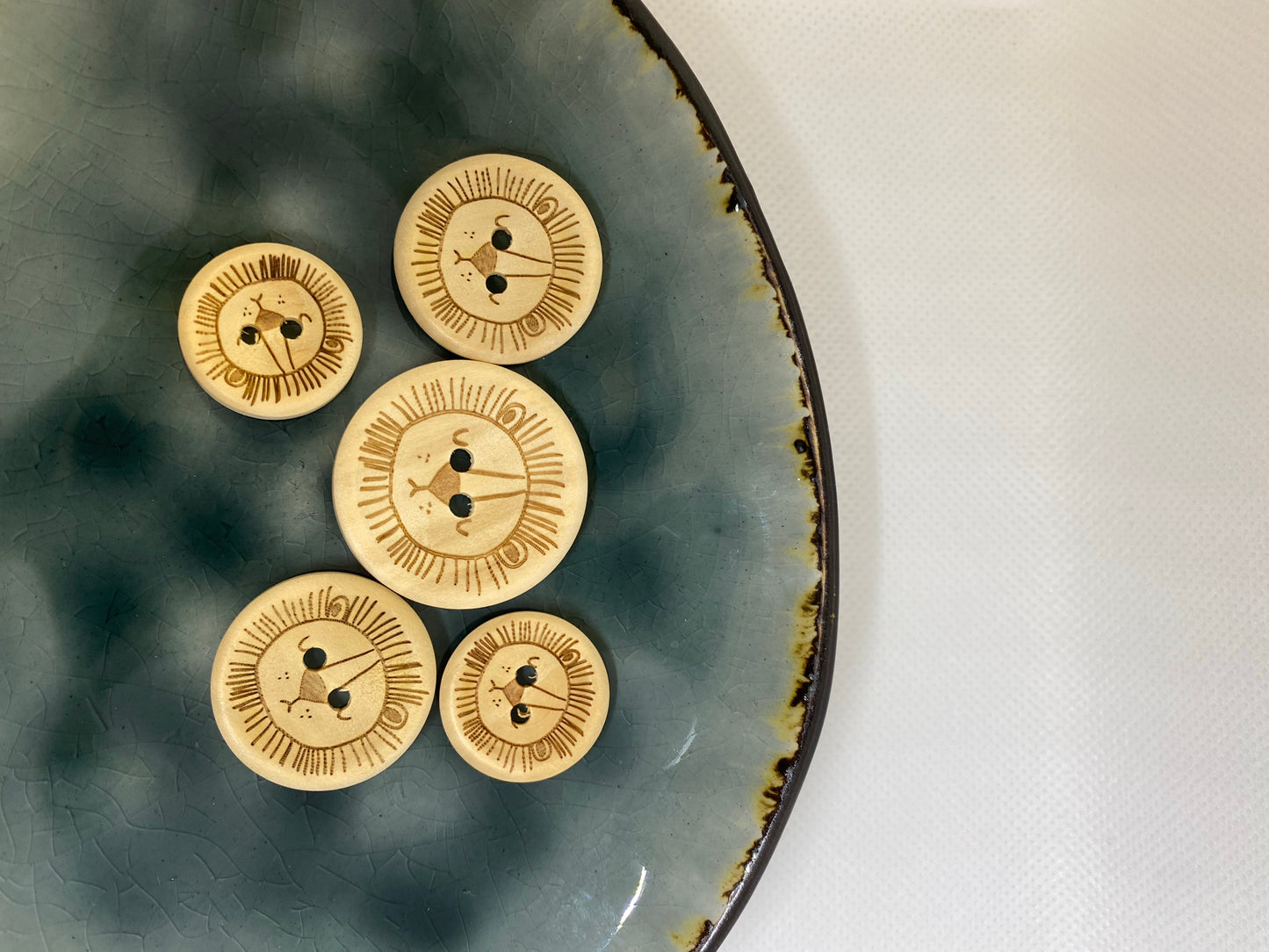 Eigenproduktion Holzknopf Löwe 30mm - Ameloua