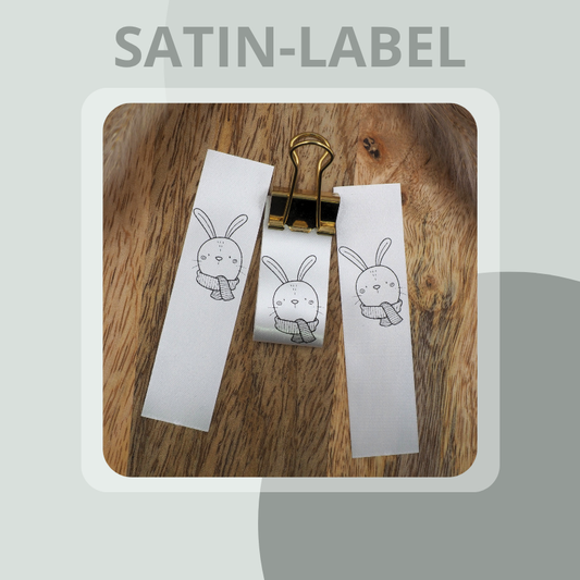 Hase mit Schaal Satin-Label in Weiß Eigenproduktion