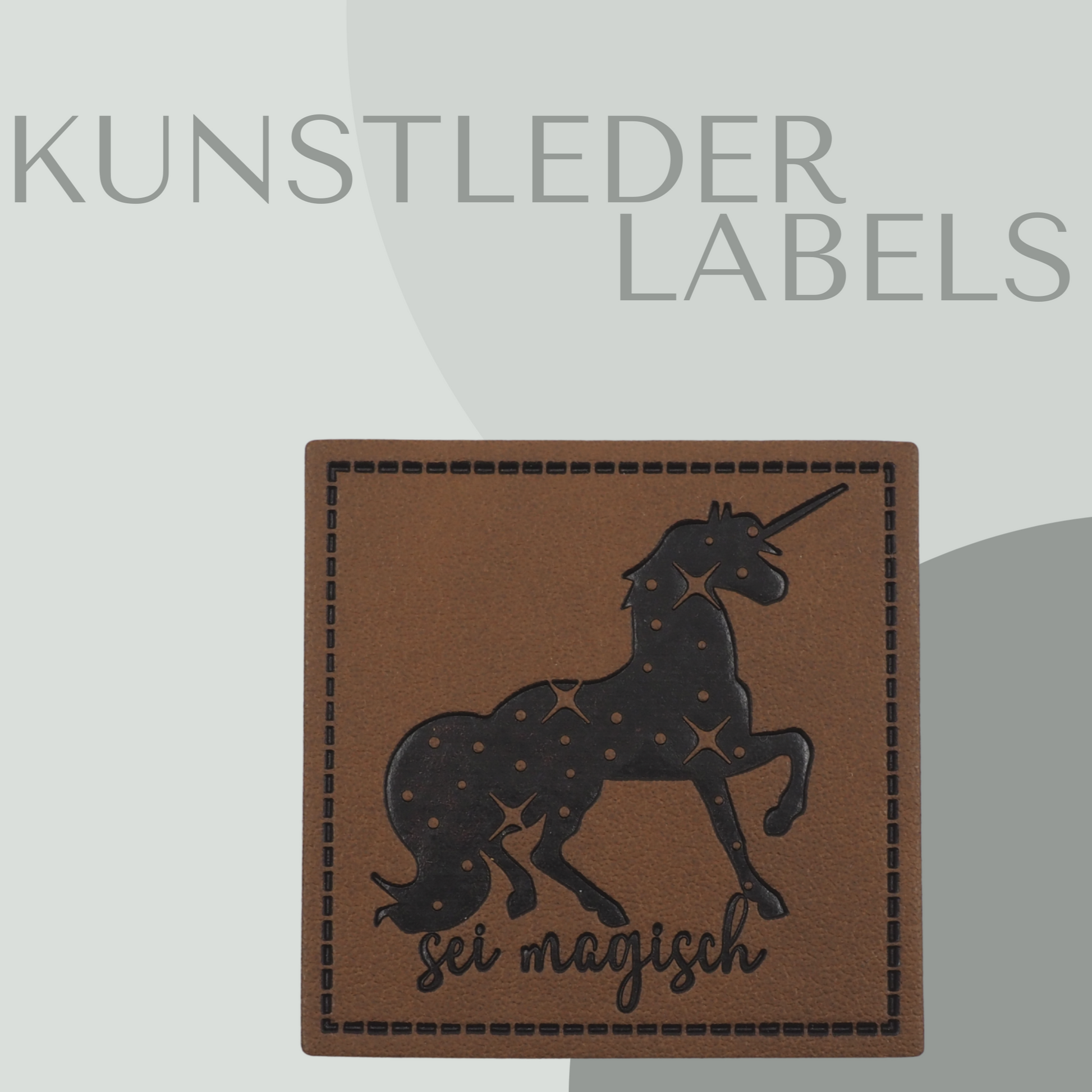 Kunstleder Label eckig in braun mit der Aufschrift "sei magisch" und mit dem Bild eines Einhorns