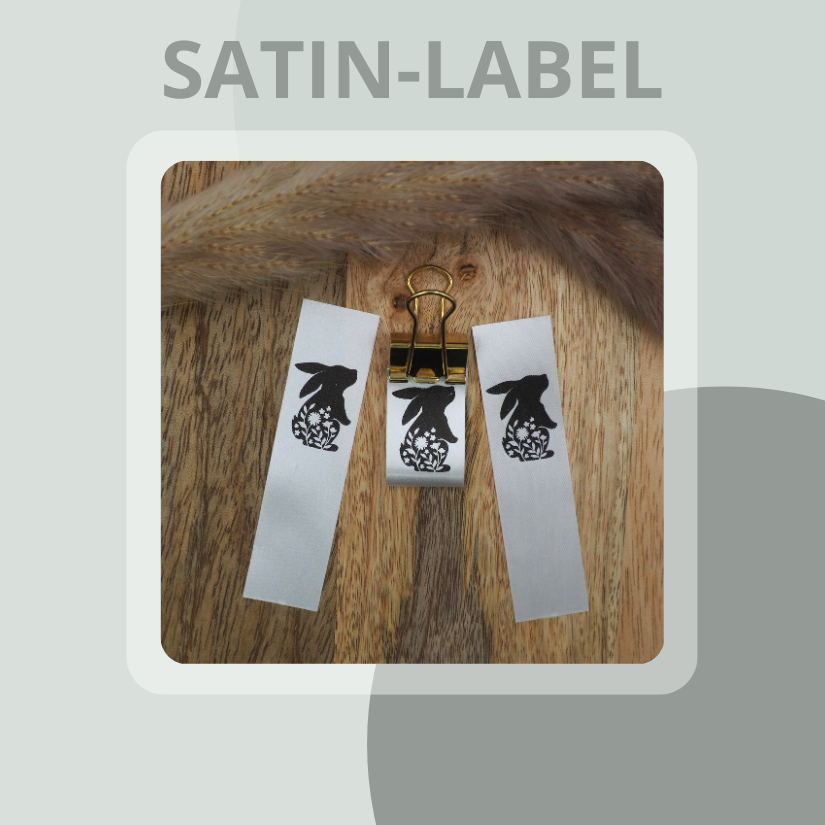 Hase mit Blumen Satin-Label in Weiß Eigenproduktion