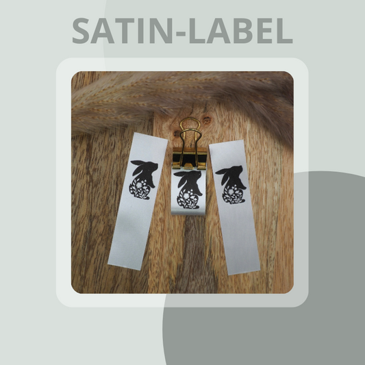 Hase mit Blumen Satin-Label in Weiß Eigenproduktion