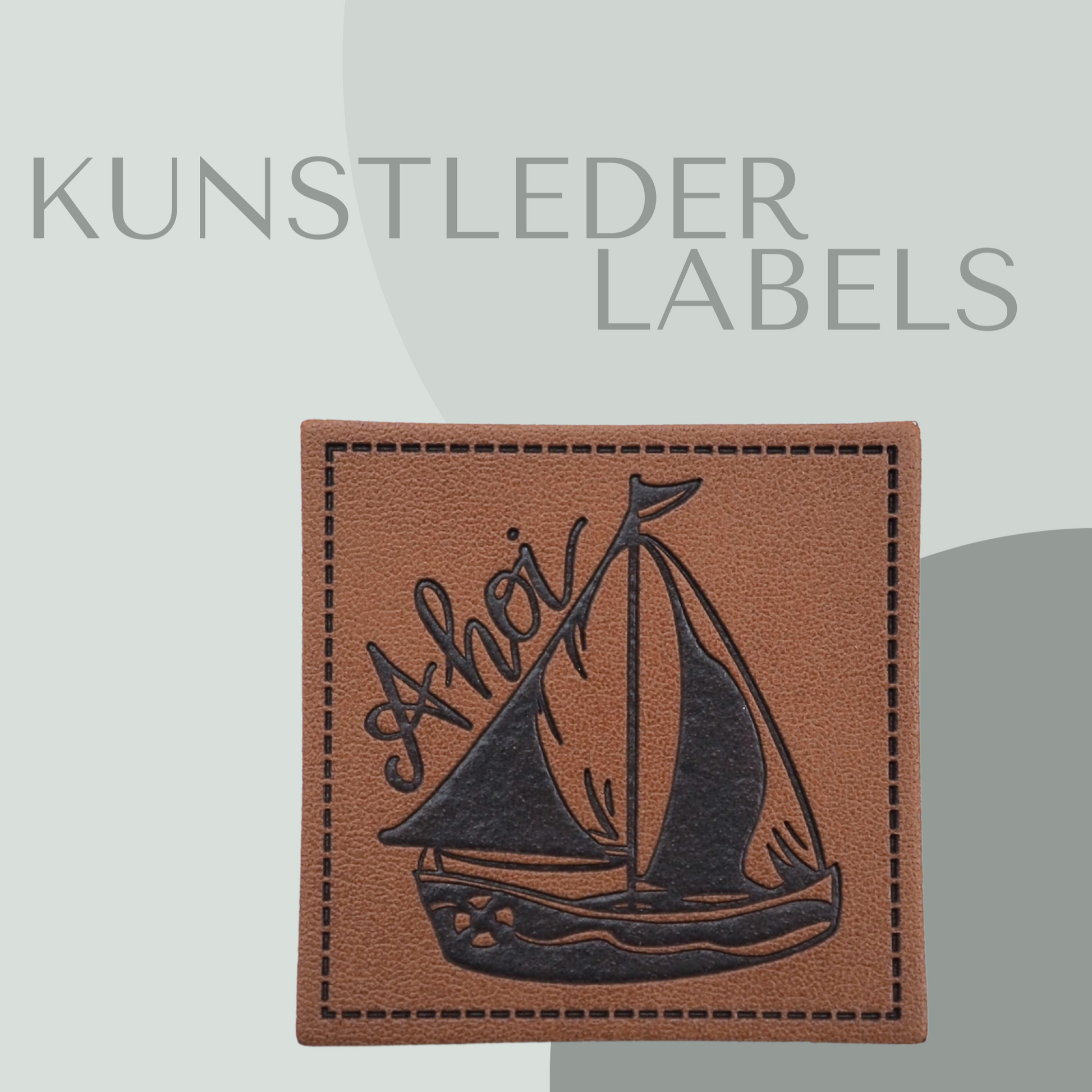 Kunstleder-Label mit einem Bild eines Bootes und der Aufschrift "Ahoi" in braun

