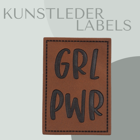 Kunstleder Label eckig mit der Aufschrift "GRL PWR" 
