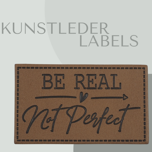 Kunstleder Label eckig in braun mit der Aufschrift "BE REAL, Not Perfect"