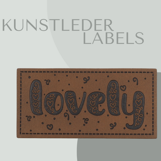Kunstleder Label eckig mit der Aufscfrift "lovely" in braun