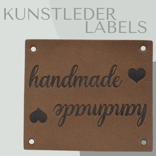 Kunstleder Knick-Label eckig mit kleinen Löchern zum annähen mit der Aufschrift "handmade" in braun