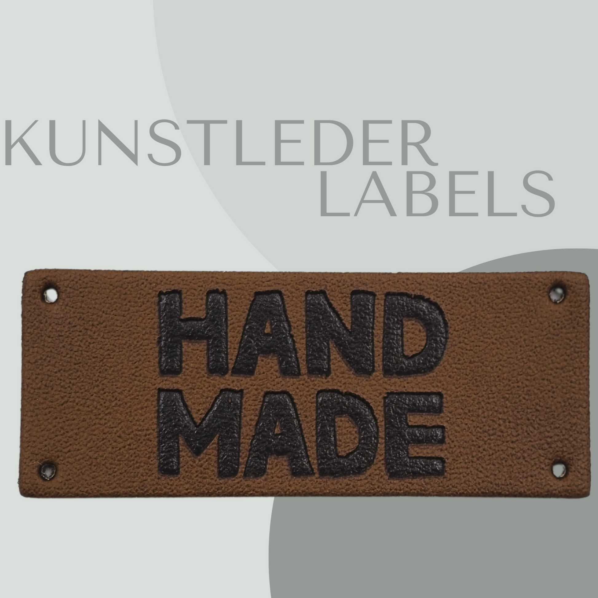 Kunstleder Label eckig mit kleinen Löchern zum annähen mit der Aufschrift "hand made" in braun