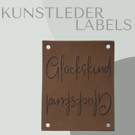Kunstleder Knick-Label eckig mit kleinen Löchern zum annähen mit der Aufschrift "Glückskind"