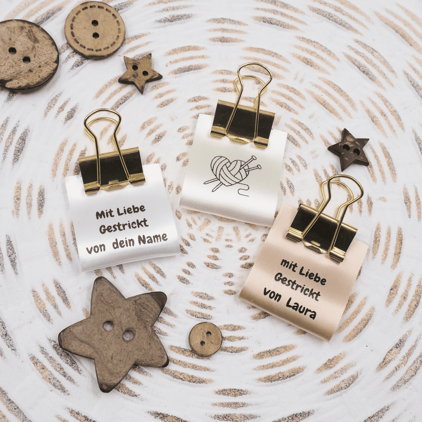 Personalisierte Satin Label - "Mit Liebe gestrickt" - personalisiert mit eigenem Namen