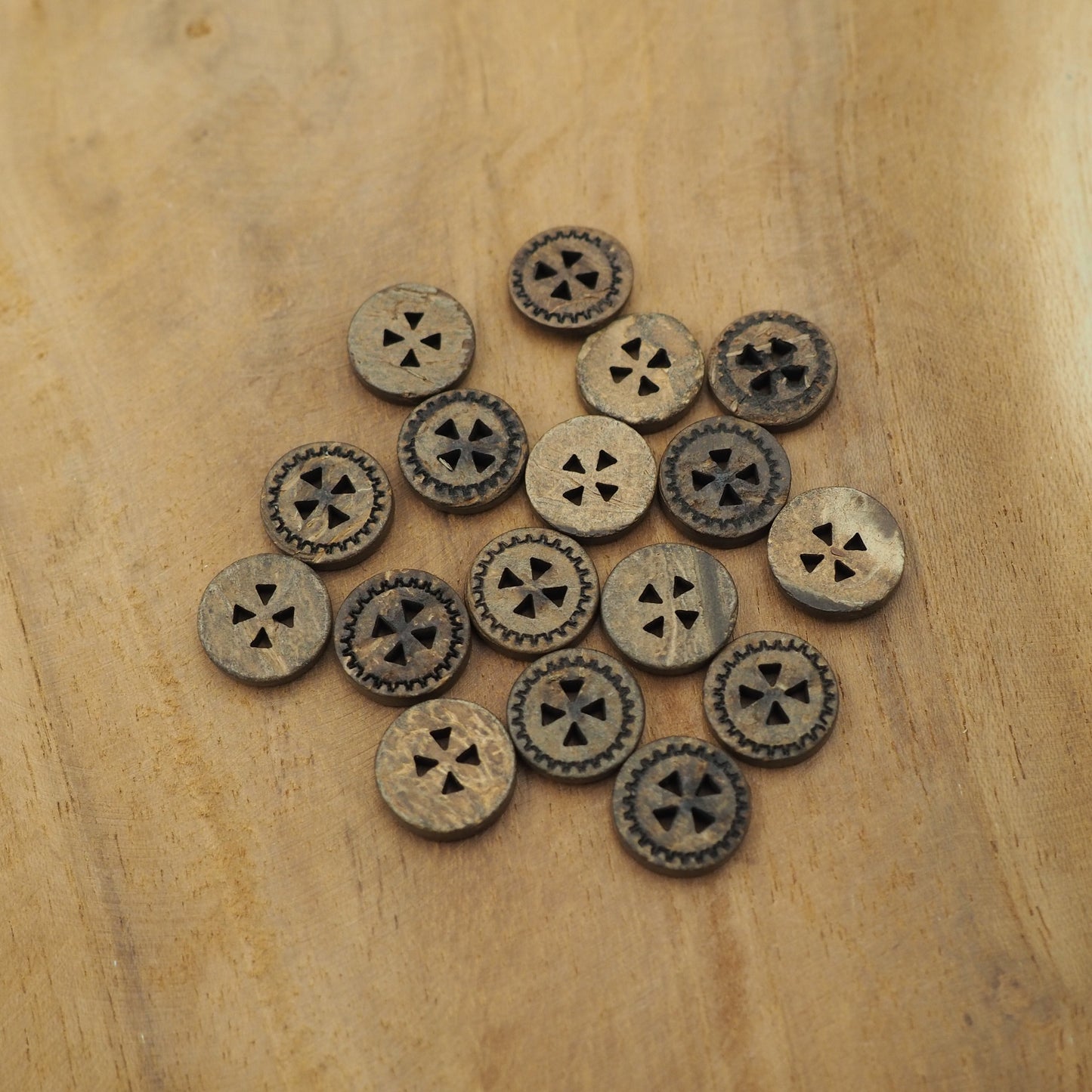 Kokosknopf mit Zackenmuster 12mm