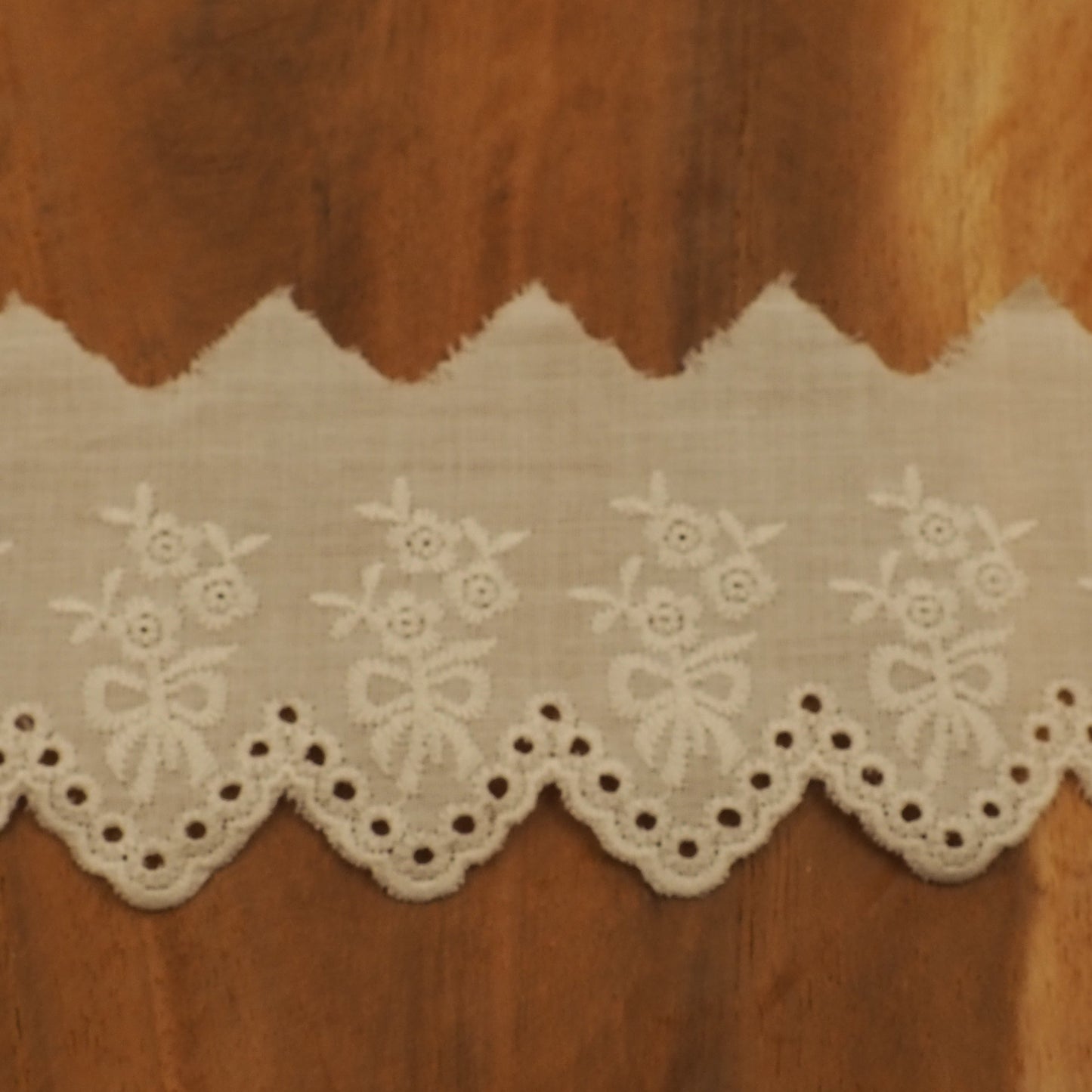 Wäsche Spitze Schleifen und Blumen 54 mm Creme