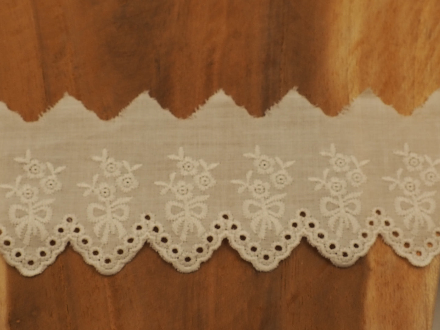 Wäsche Spitze Schleifen und Blumen 54 mm Creme