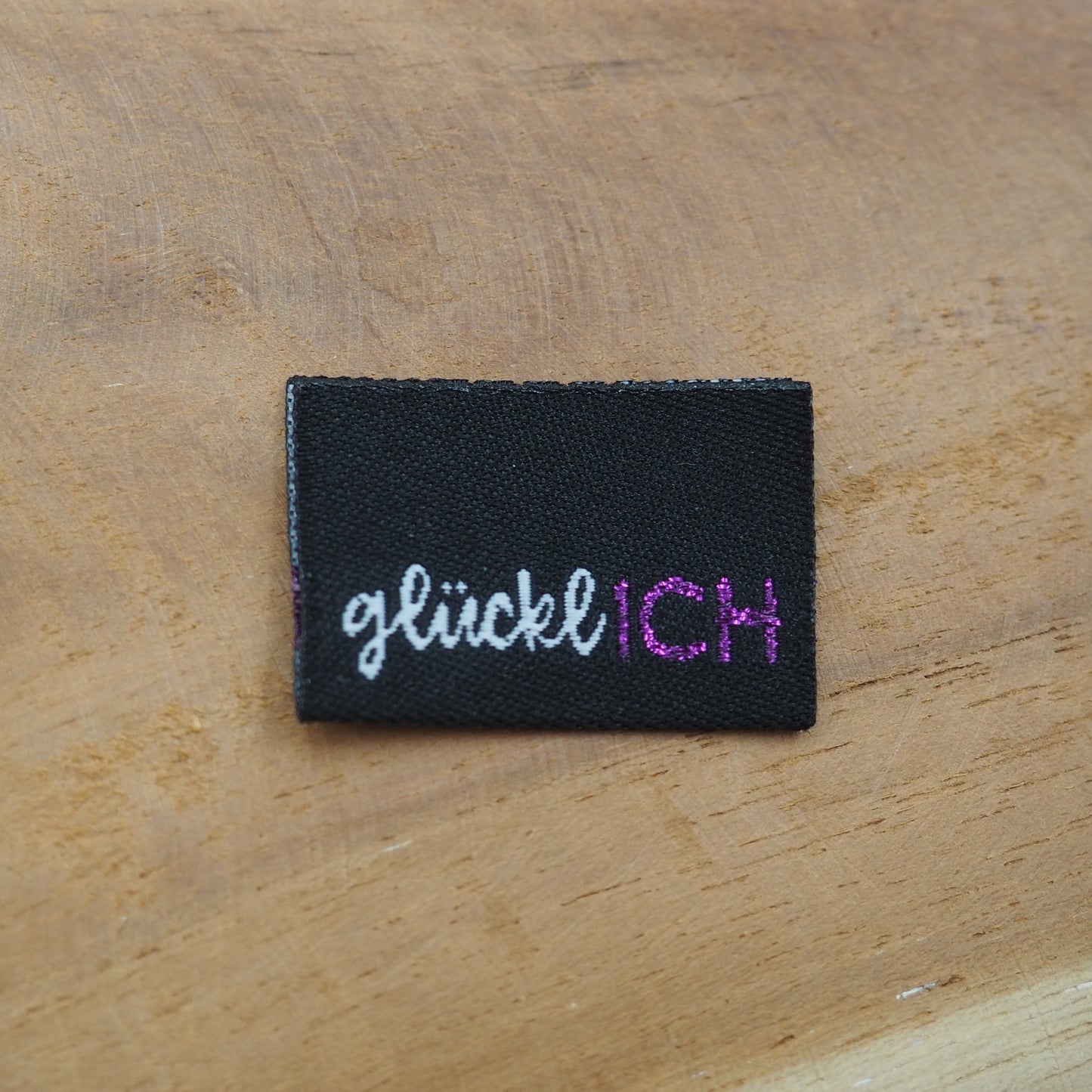 glücklICH in Schwarz Web Label gewebt Eigenproduktion