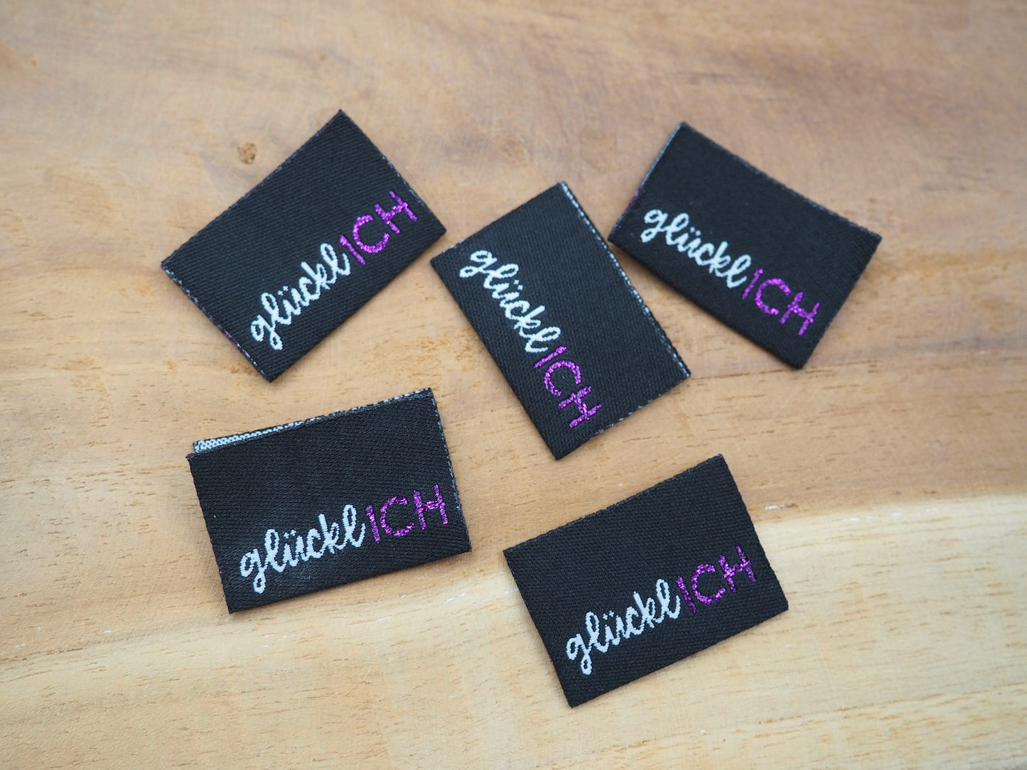 glücklICH in Schwarz Web Label gewebt Eigenproduktion