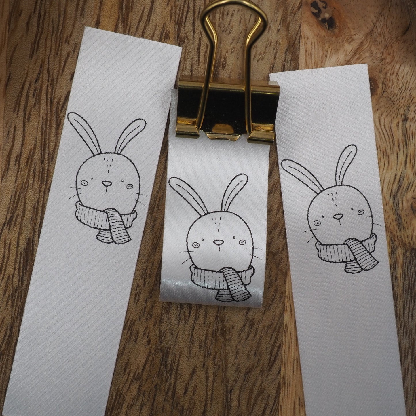 Hase mit Schaal Satin-Label in Weiß Eigenproduktion