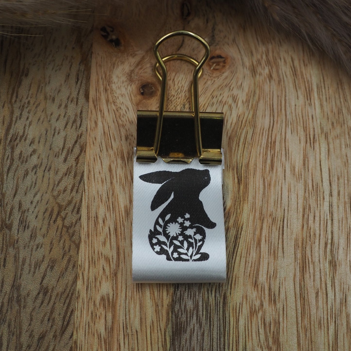 Hase mit Blumen Satin-Label in Weiß Eigenproduktion
