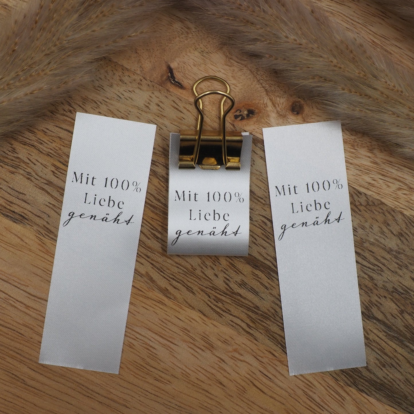 Mit 100% Liebe genäht Weiß Satinlabel Satin Eigenproduktion