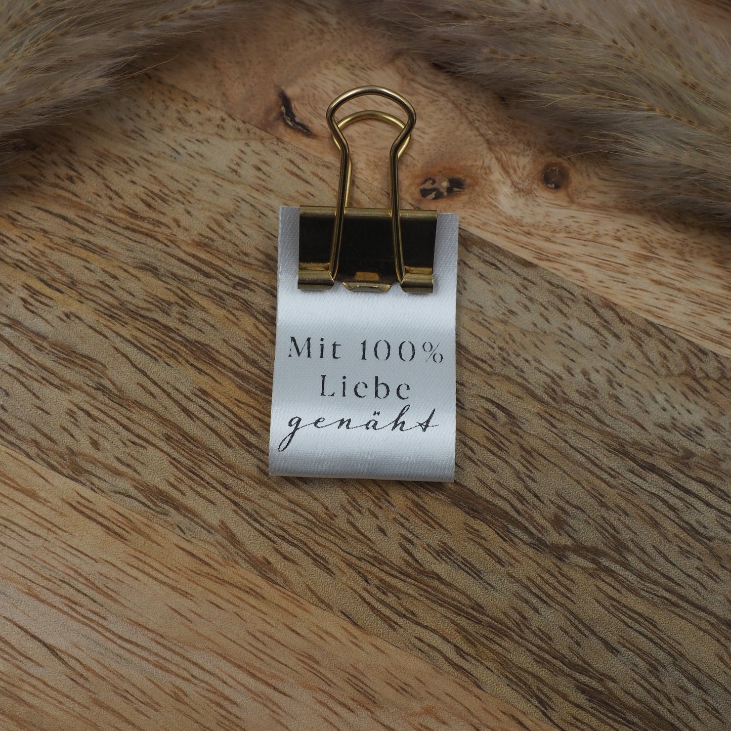 Mit 100% Liebe genäht Weiß Satinlabel Satin Eigenproduktion