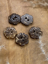 Lade das Bild in den Galerie-Viewer, Kokosknopf Blumenform 15mm
