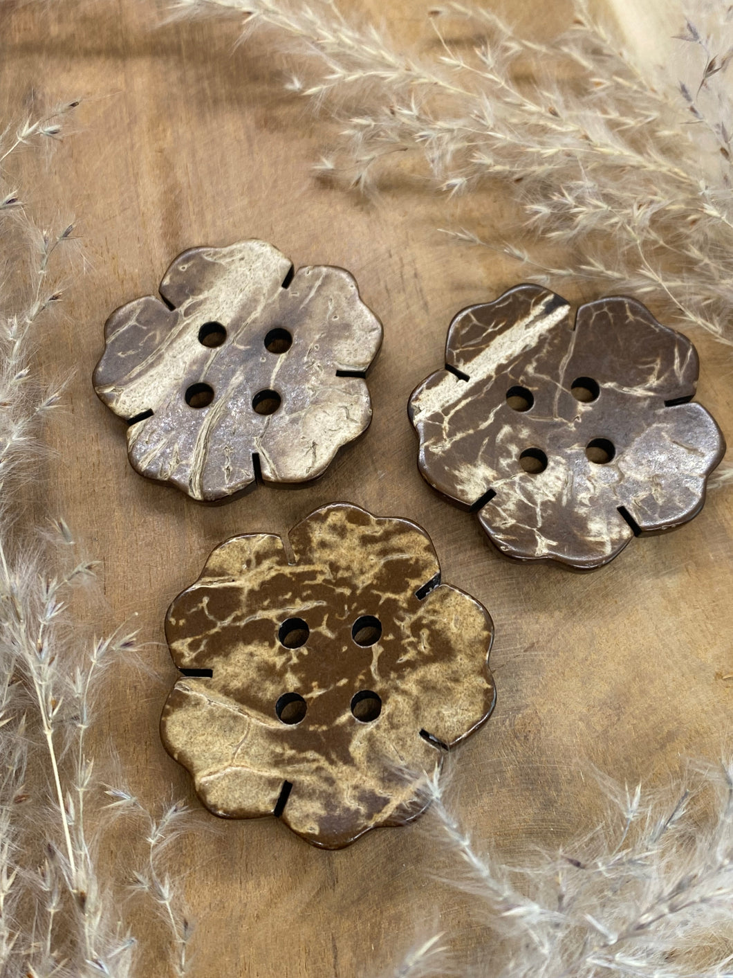 Kokosknopf XXL Blumenform mit Maserung 38 mm