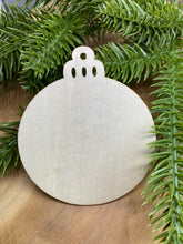 Lade das Bild in den Galerie-Viewer, Holz Ornament in Christbaumkugelform
