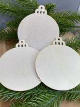Lade das Bild in den Galerie-Viewer, Holz Ornament in Christbaumkugelform
