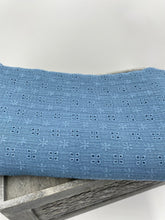 Lade das Bild in den Galerie-Viewer, Musselin Lochstickerei Double Gauze - Dusty Blue
