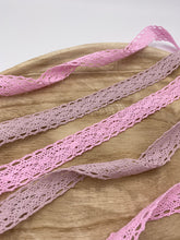 Lade das Bild in den Galerie-Viewer, Klöppel Spitze 25mm mauve
