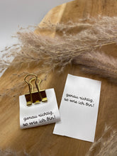 Lade das Bild in den Galerie-Viewer, genau richtig, so wie ich bin! Satin-Label Eigenproduktion
