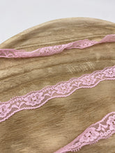 Lade das Bild in den Galerie-Viewer, elastische Spitze 20mm rosa

