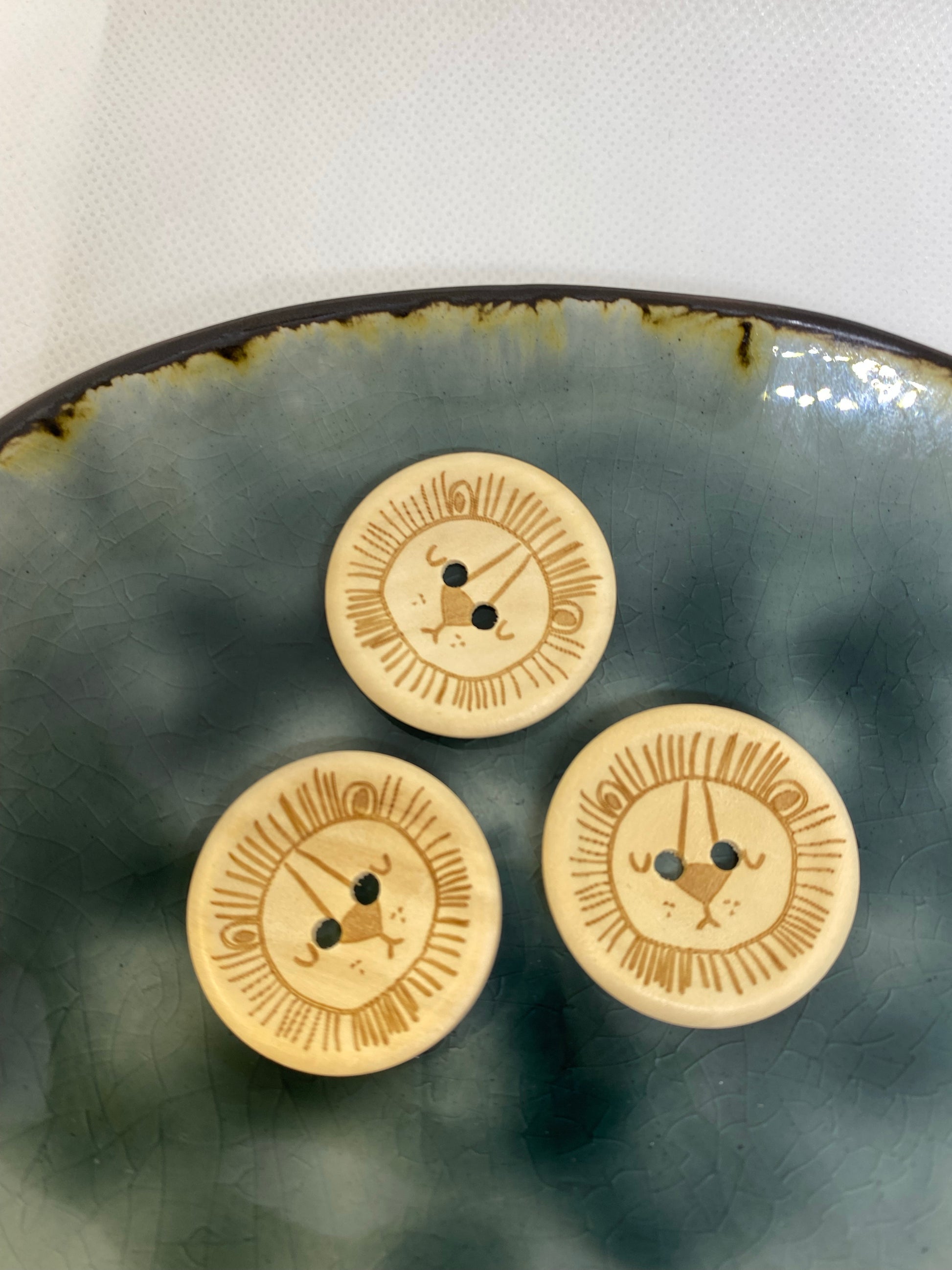 Eigenproduktion Holzknopf Löwe 30mm - Ameloua
