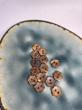 Lade das Bild in den Galerie-Viewer, Kokosknopf Blumenform 11mm
