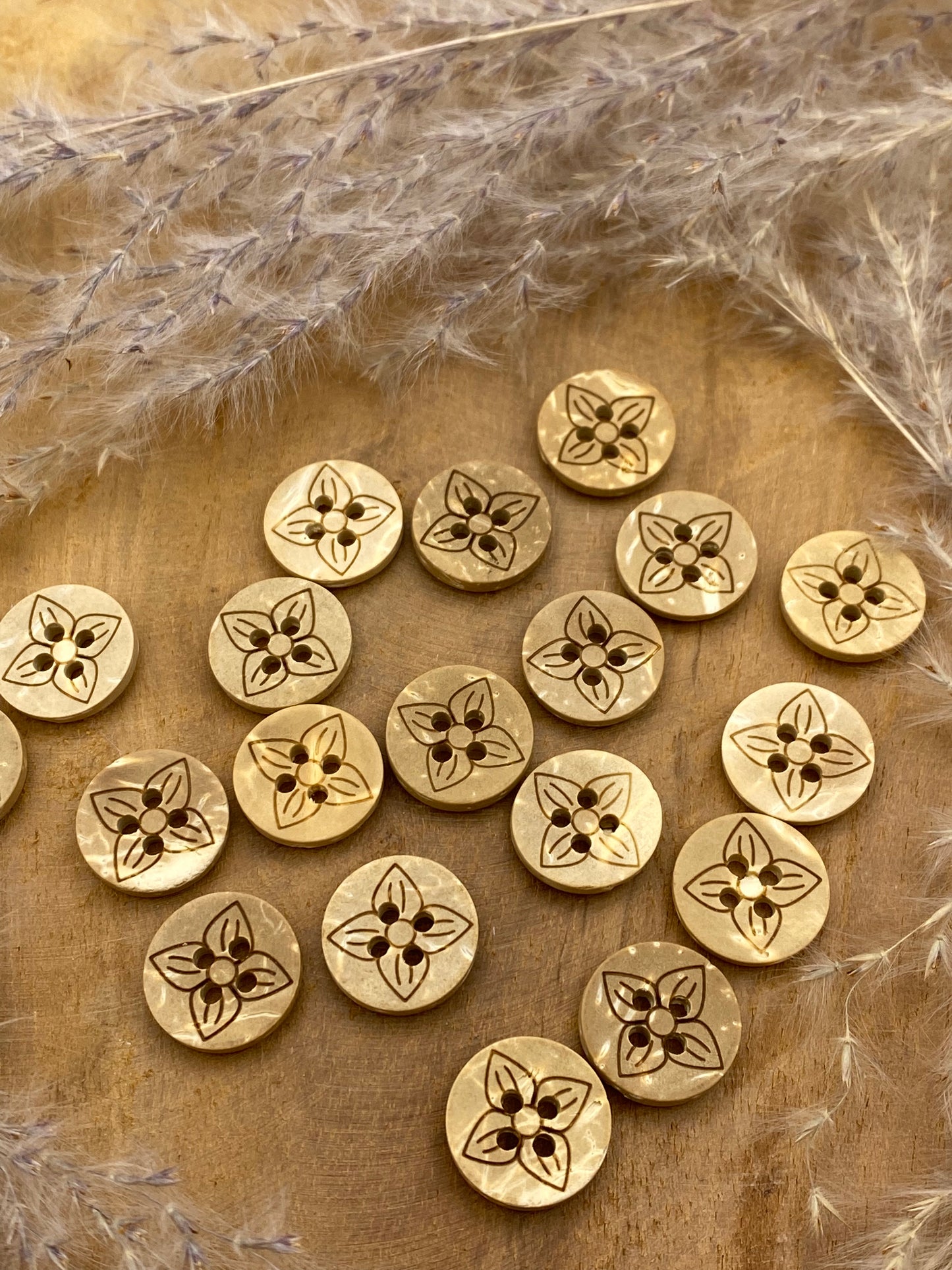 Kokosknopf Blumengravur 13 mm