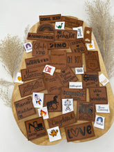 Lade das Bild in den Galerie-Viewer, Label Box / Kunstleder Label, Knick Label, Web Label, Satin, Bügel Label
