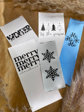 Lade das Bild in den Galerie-Viewer, tis the season Satin-Label Eigenproduktion
