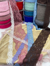 Lade das Bild in den Galerie-Viewer, elastische Spitze 30mm mauve
